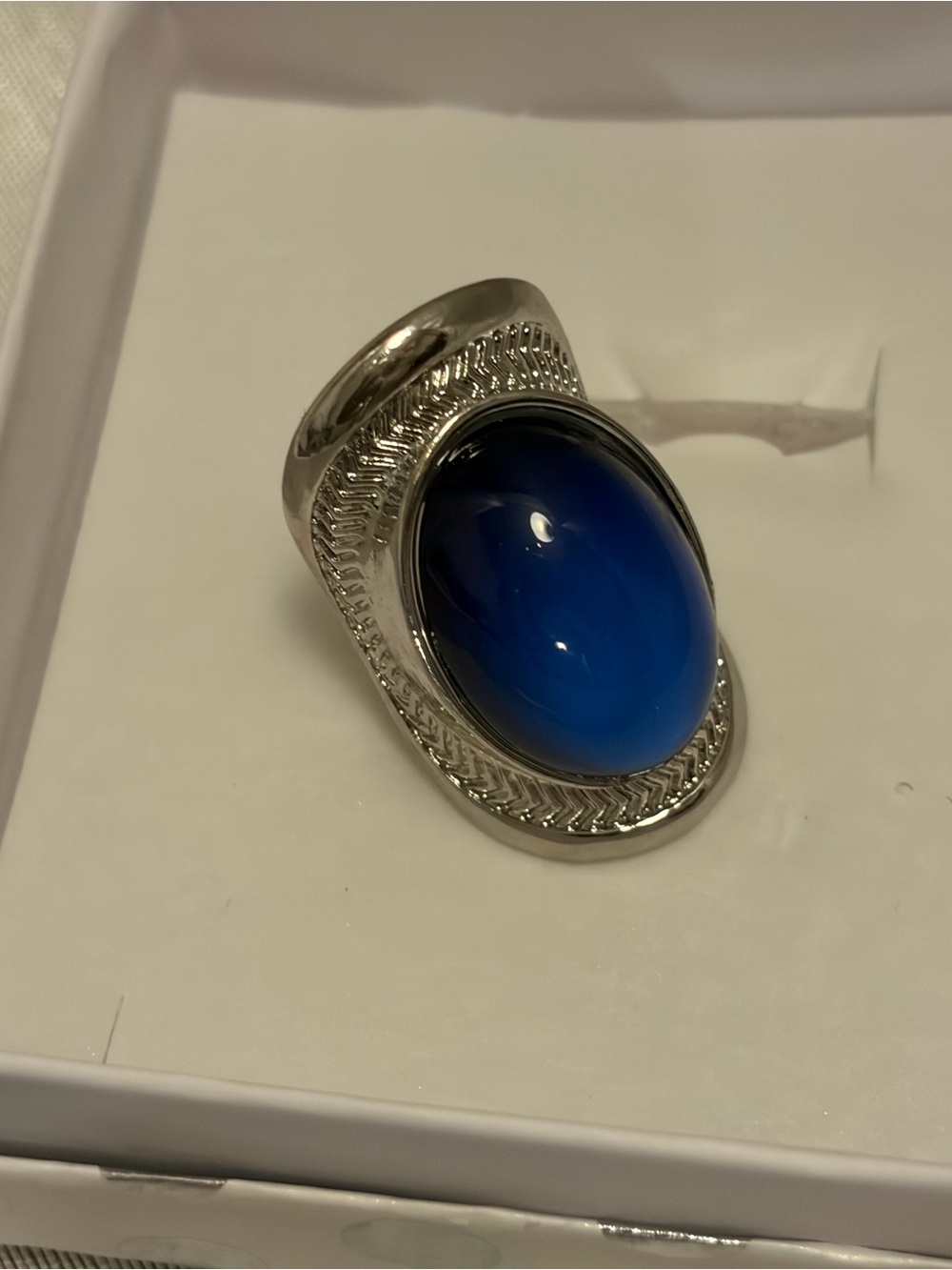 Blue Oval Mood Statement Ring -      Silver Tone